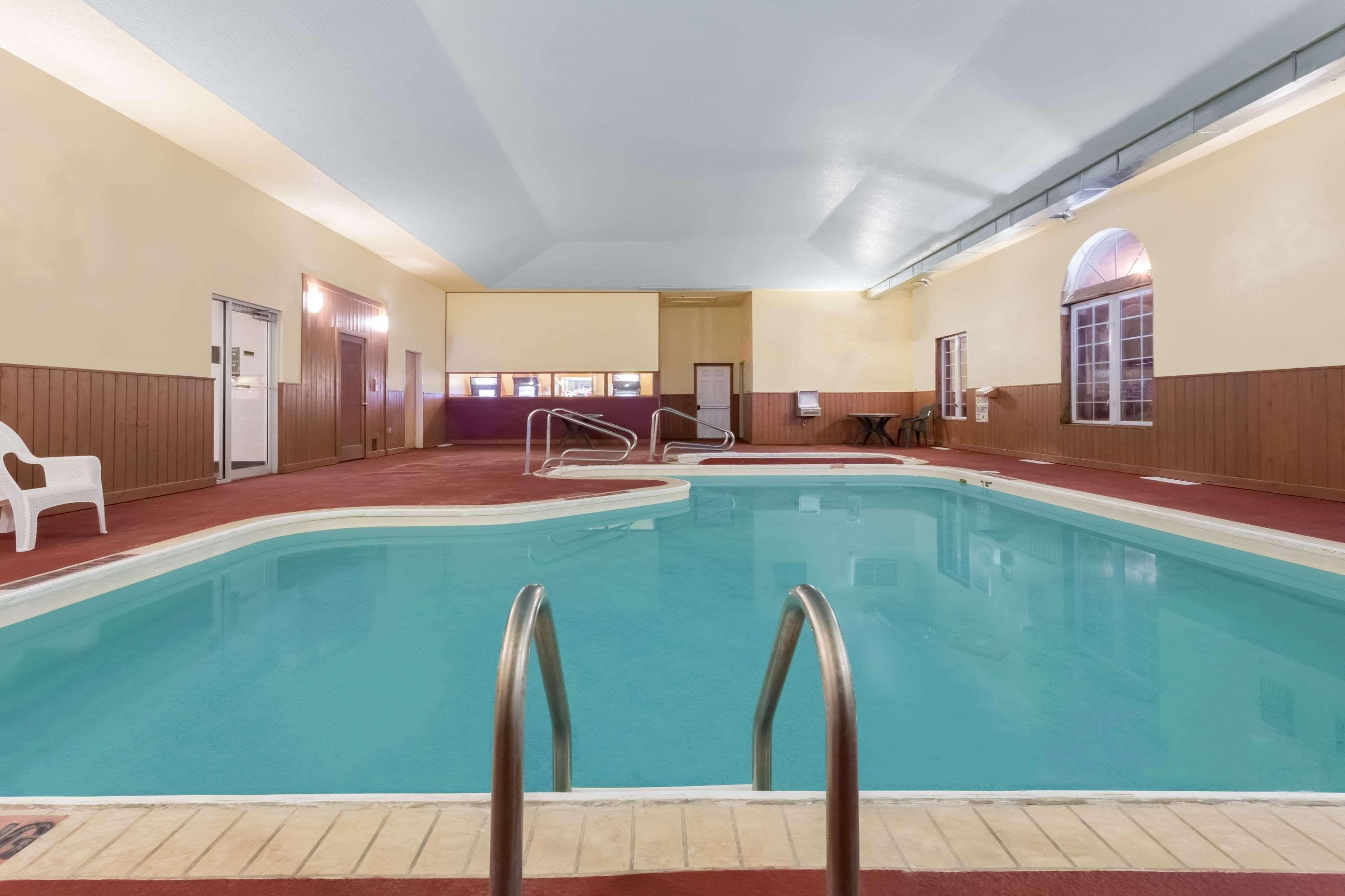 Super 8 By Wyndham איגל ריבר מראה חיצוני תמונה